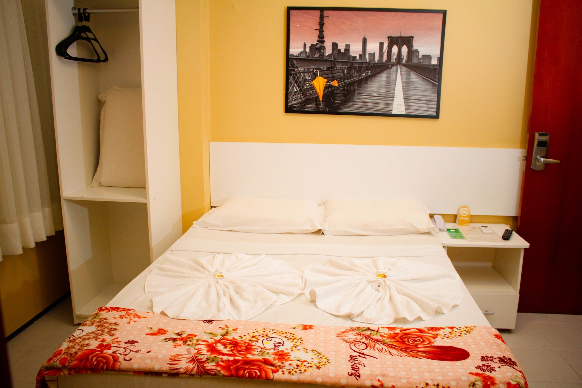 ROOM, TWIN BEDS