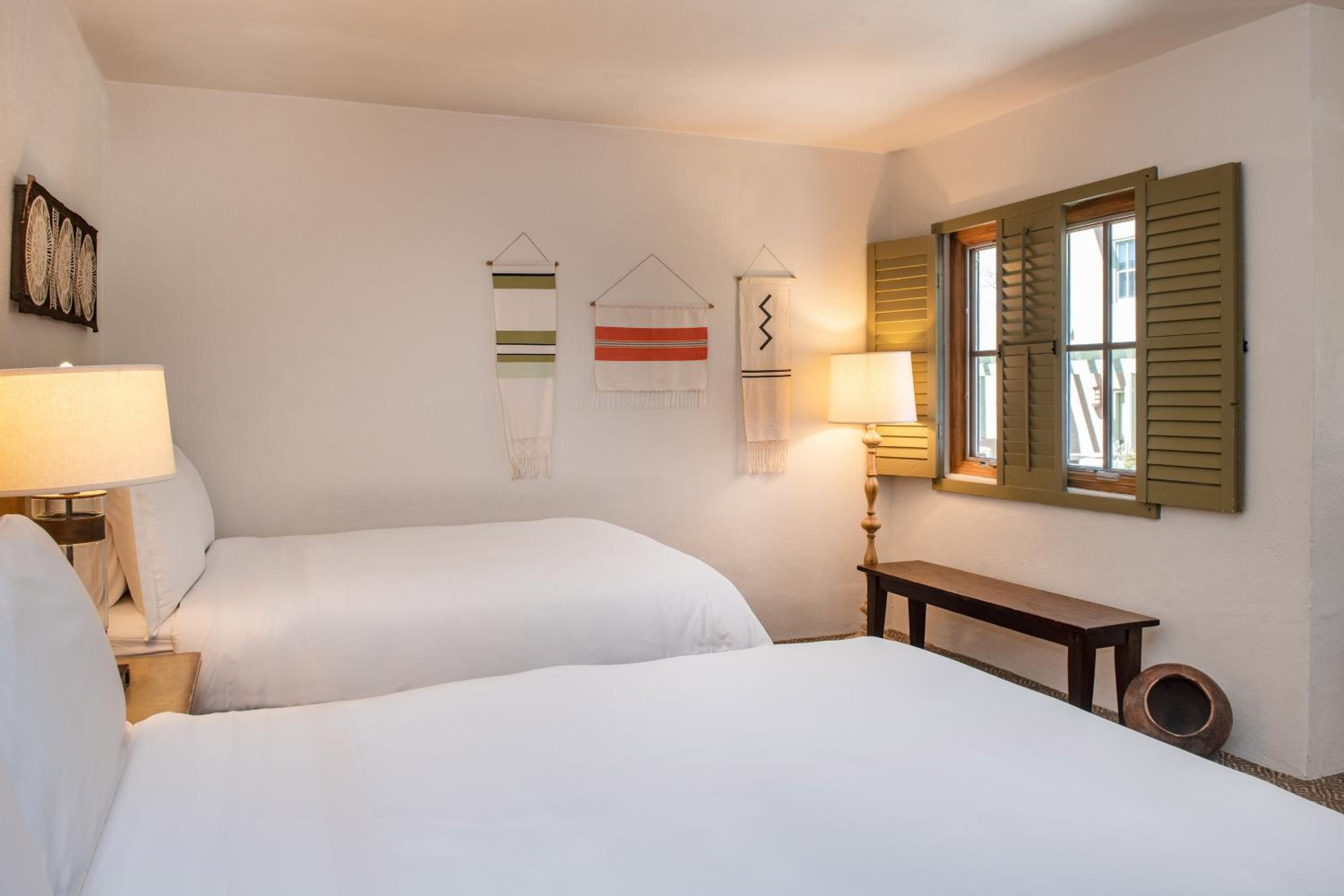 Deluxe, 2 Queen Beds