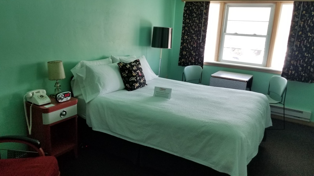 Holiday Music Motel 22/64