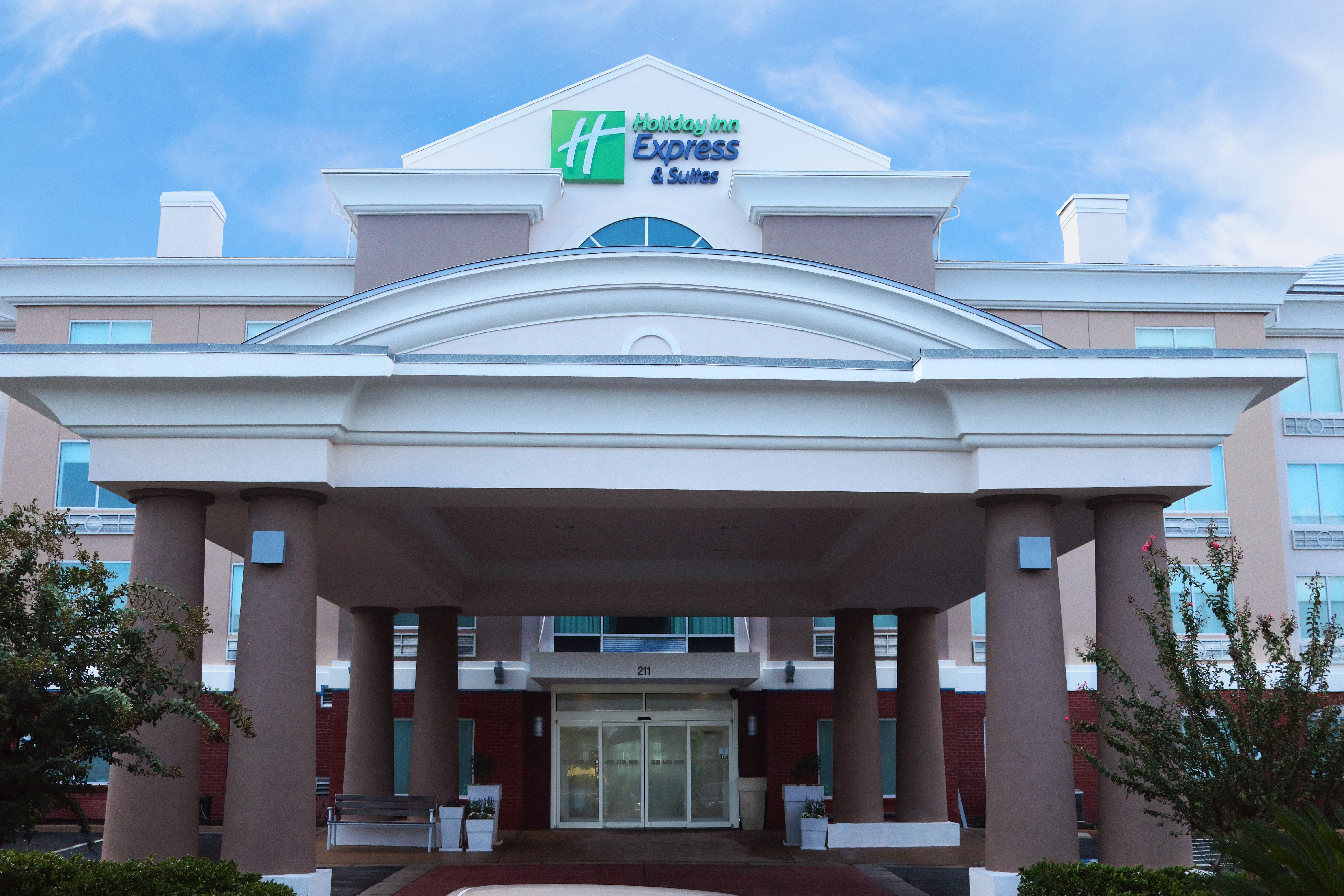 Holiday Inn Express & Suites Columbia-I-26 @ Harbison Blvd 1/63
