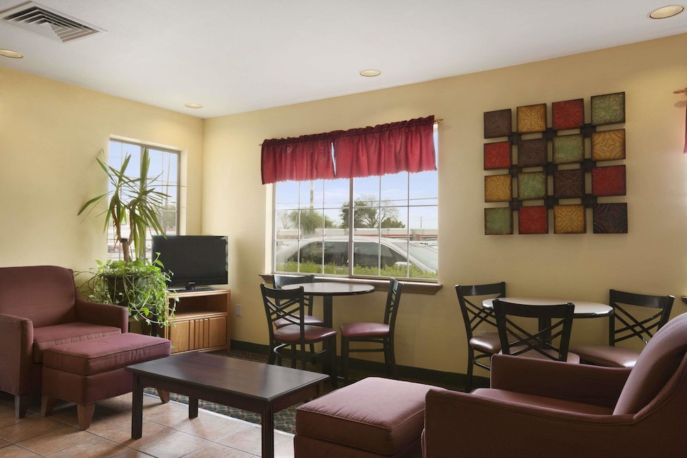 Howard Johnson by Wyndham Grand Prairie Near Lone Star Park 17/20