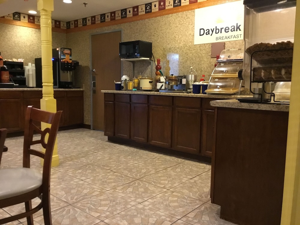 Days Inn by Wyndham Lake Village 8/43