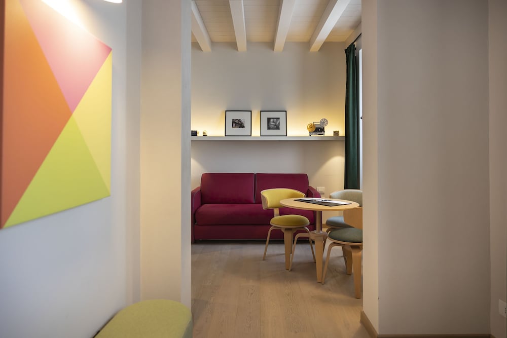 Savona 18 Suites 24/74