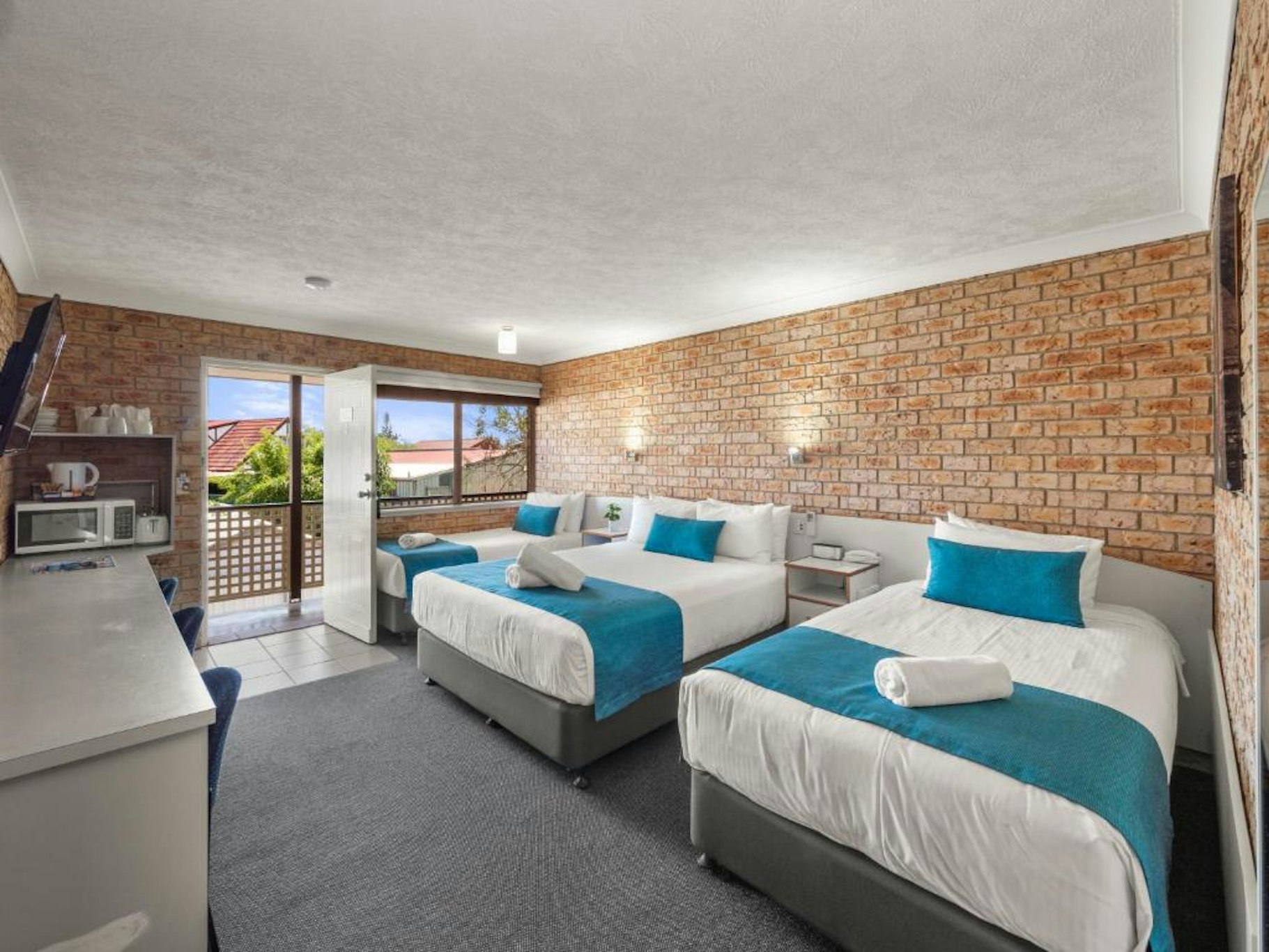 Kennedy Drive Airport Motel 12/44