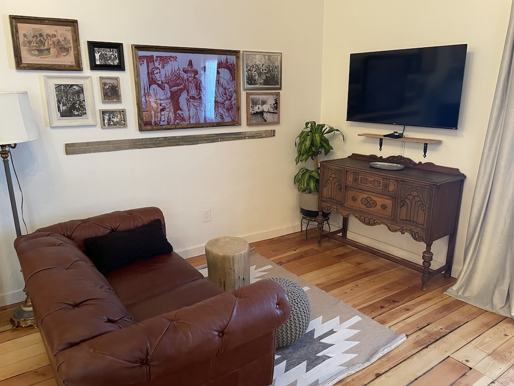 Painted Lady Bed & Brew 52/73