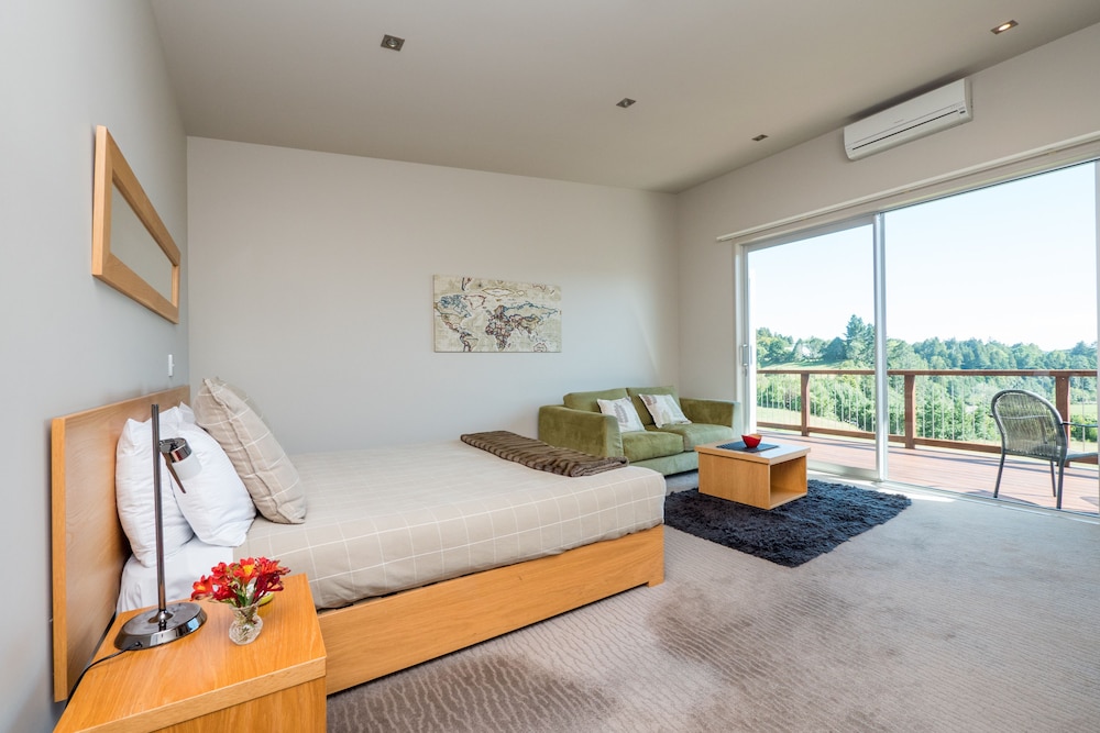 STUDIO, KING BED, KITCHEN