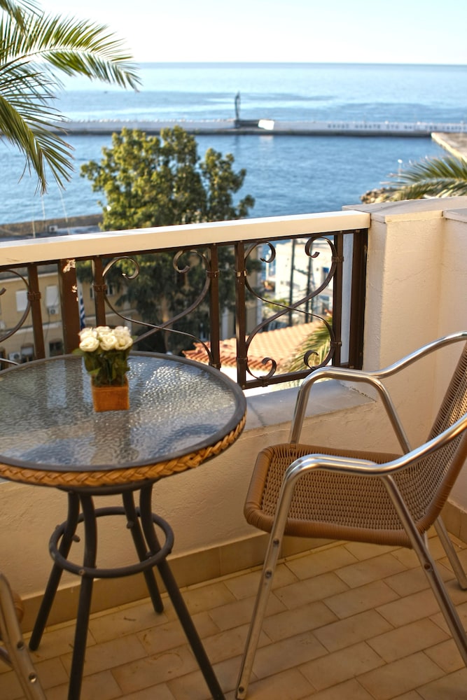 Kastro Hotel 69/100