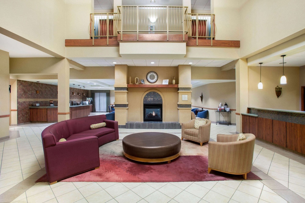 La Quinta Inn Suites Springfield Airport Plaza 49/61