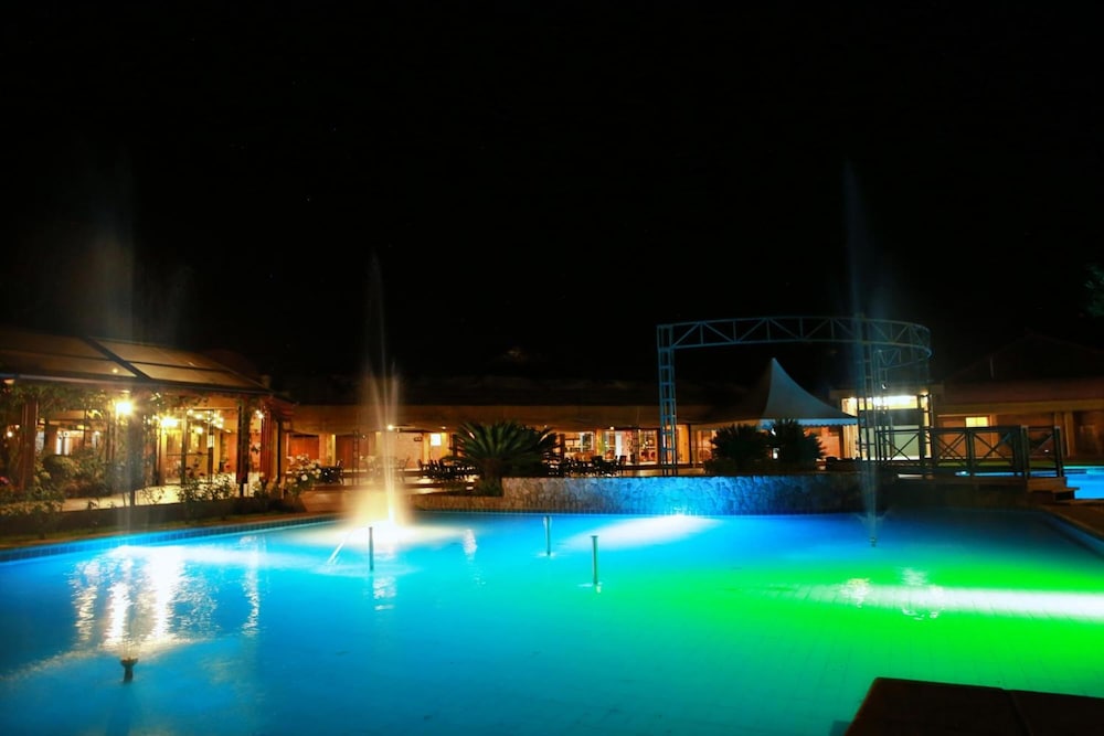 Los Parrales Hotel 4/33