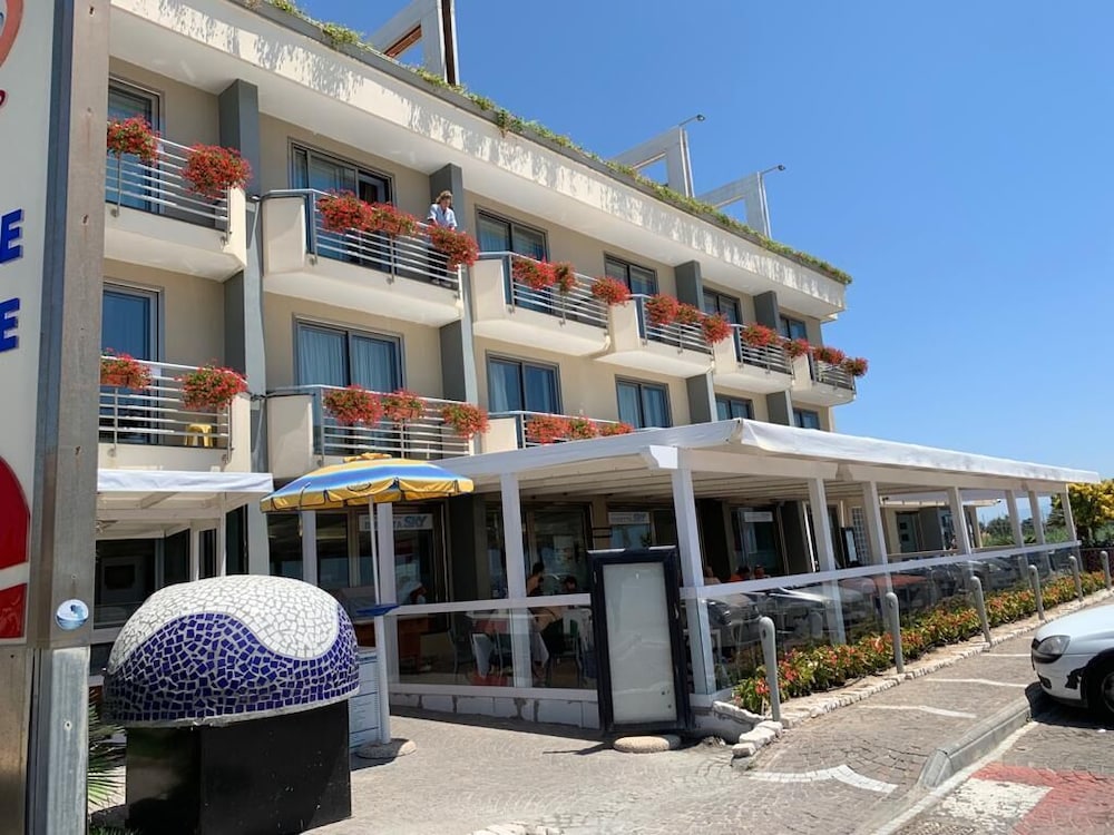 Ancora Hotel 5/72