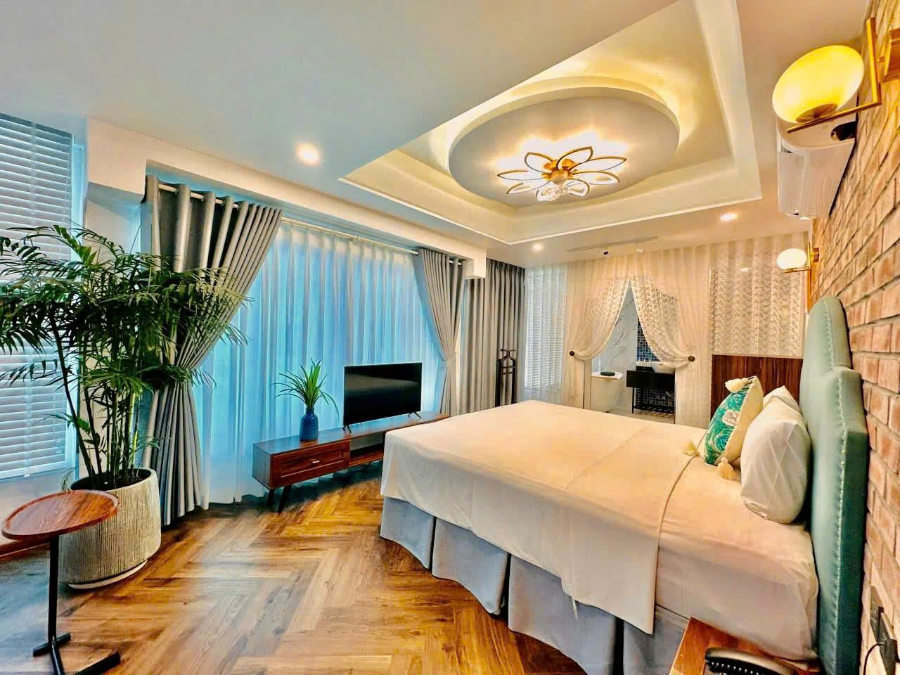 Dinh Home, King Bed