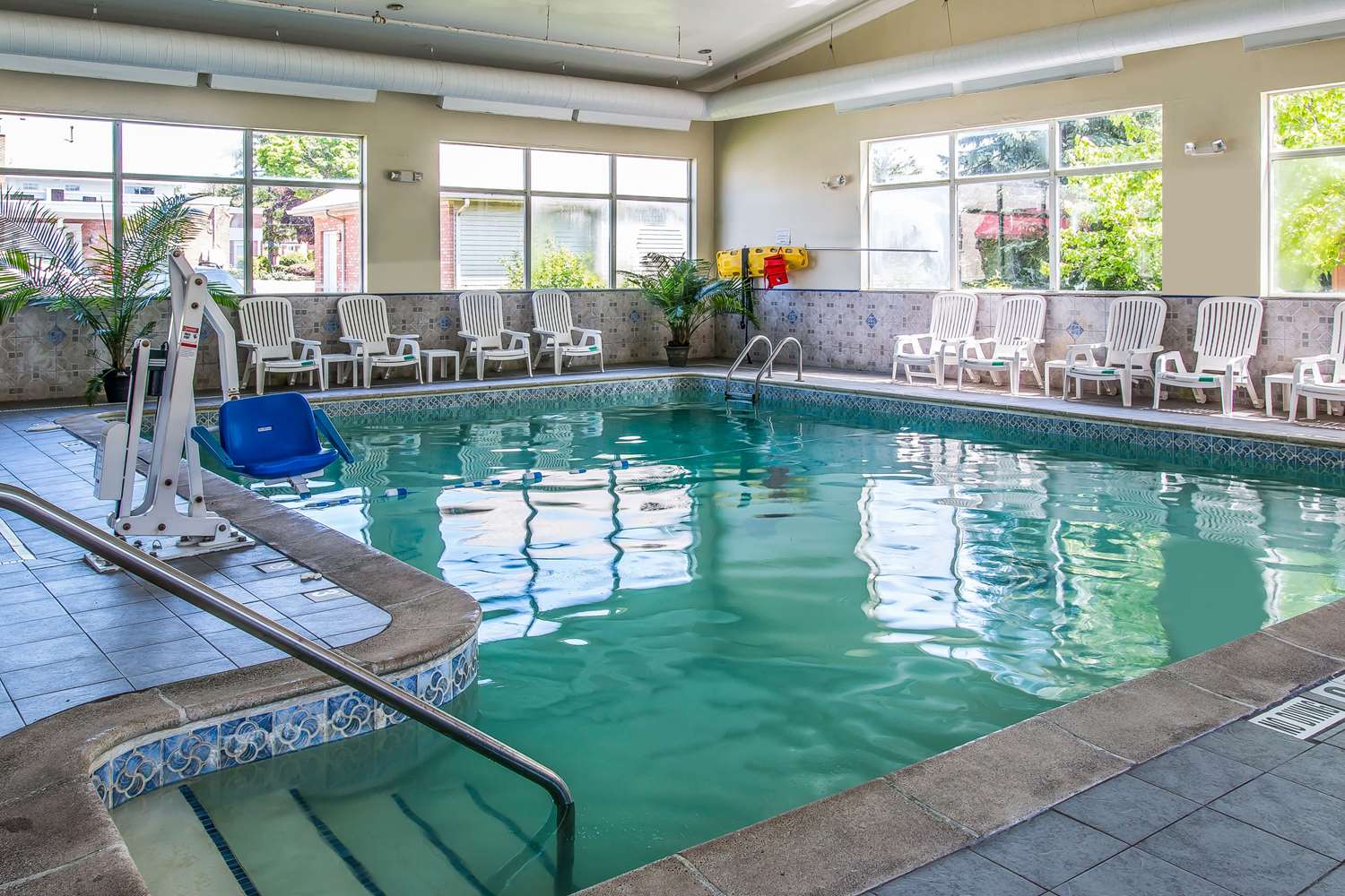 Quality Inn & Suites Ann Arbor Hwy 23 17/27