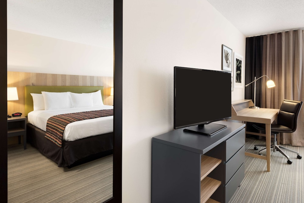 Country Inn & Suites by Radisson, Chippewa Falls, WI 11/25