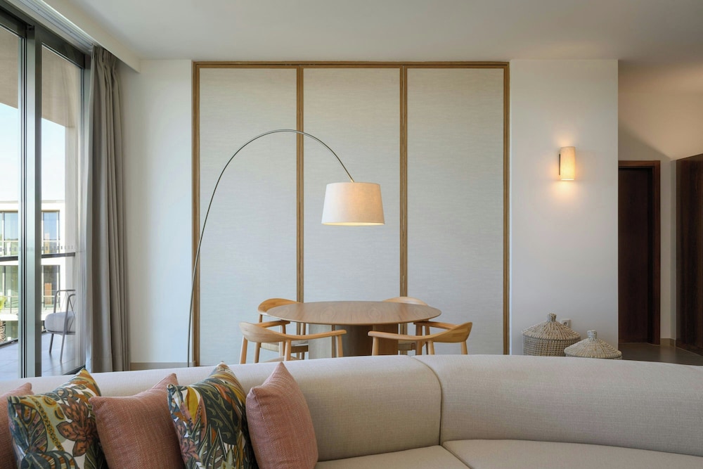 جناح جونيور بسرير كينج بشرفة بإطلالة مع أريكة، The Westin Salgados Beach Resort, Algarve 3/8