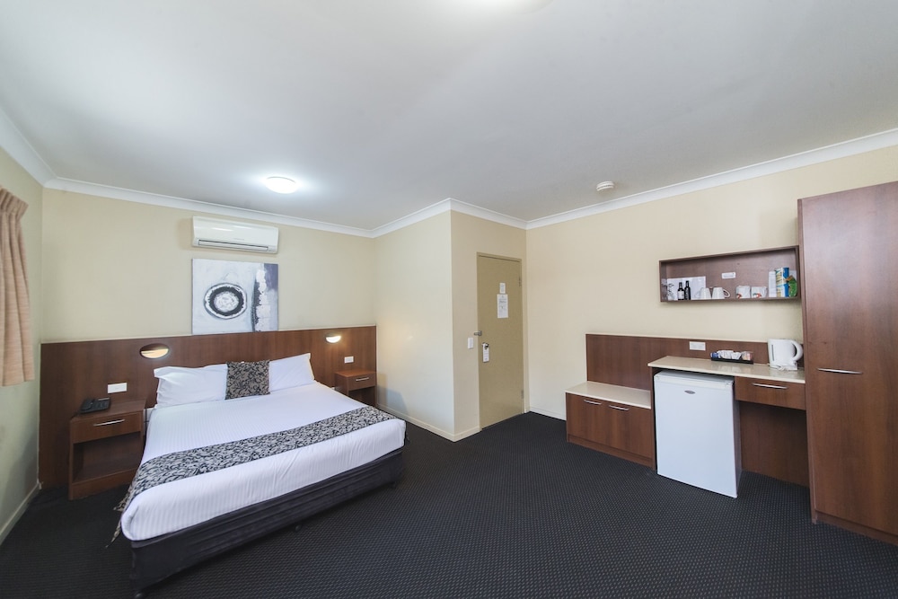 ROCKY RESORT MOTOR INN 24/65