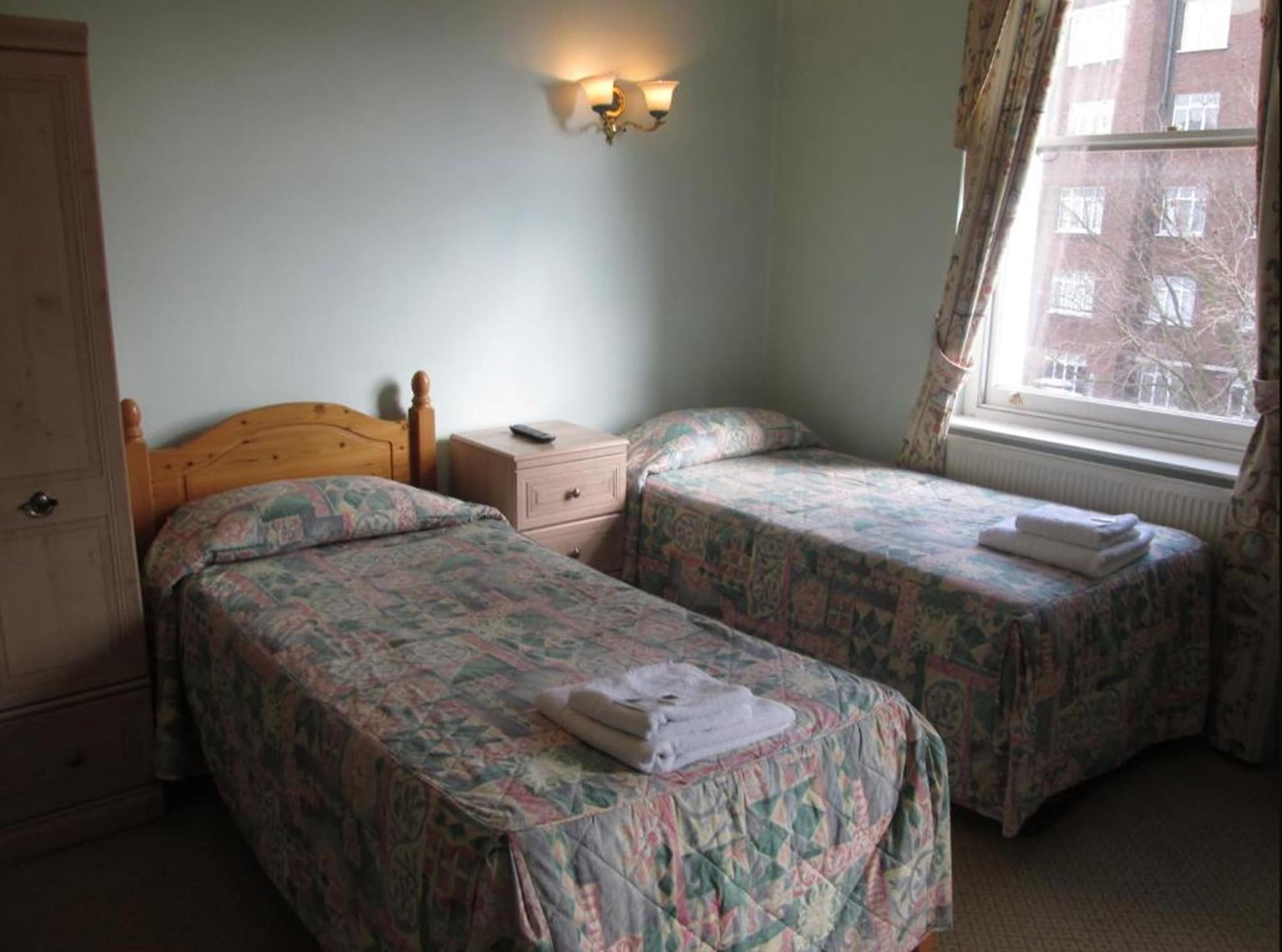 ROOM, TWIN BEDS