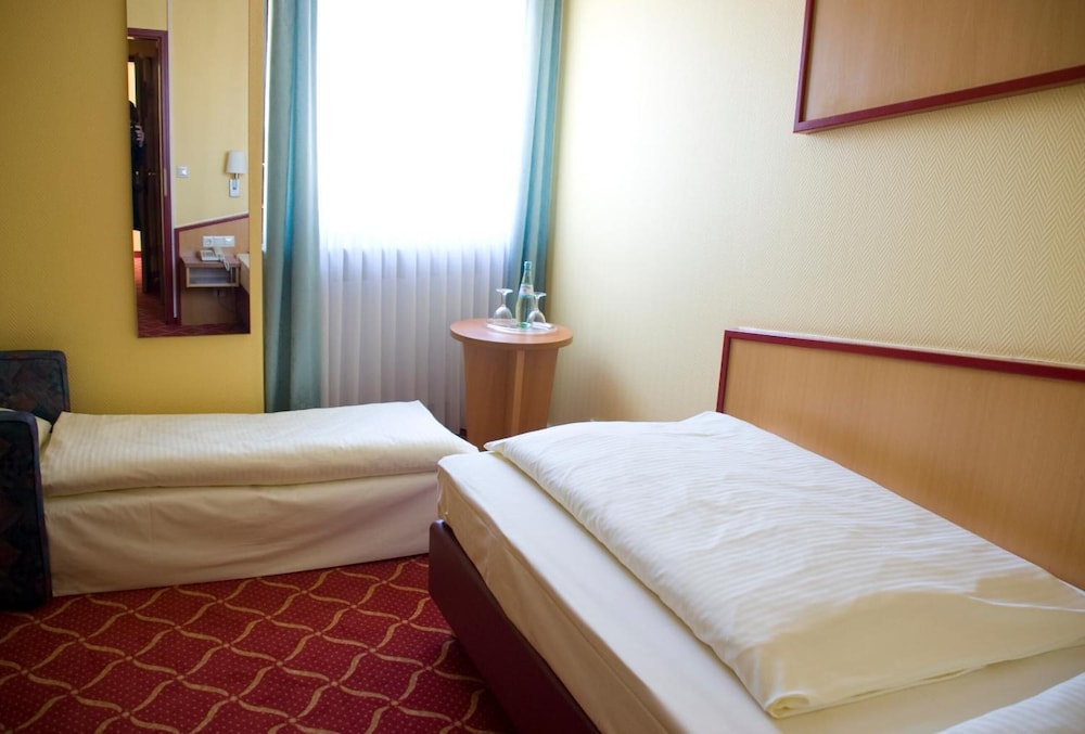 Montana Hotel Nurnberg West 11/28