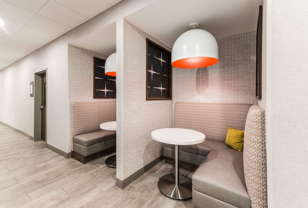 Hampton Inn and Suites Benton Harbor MI 33/47