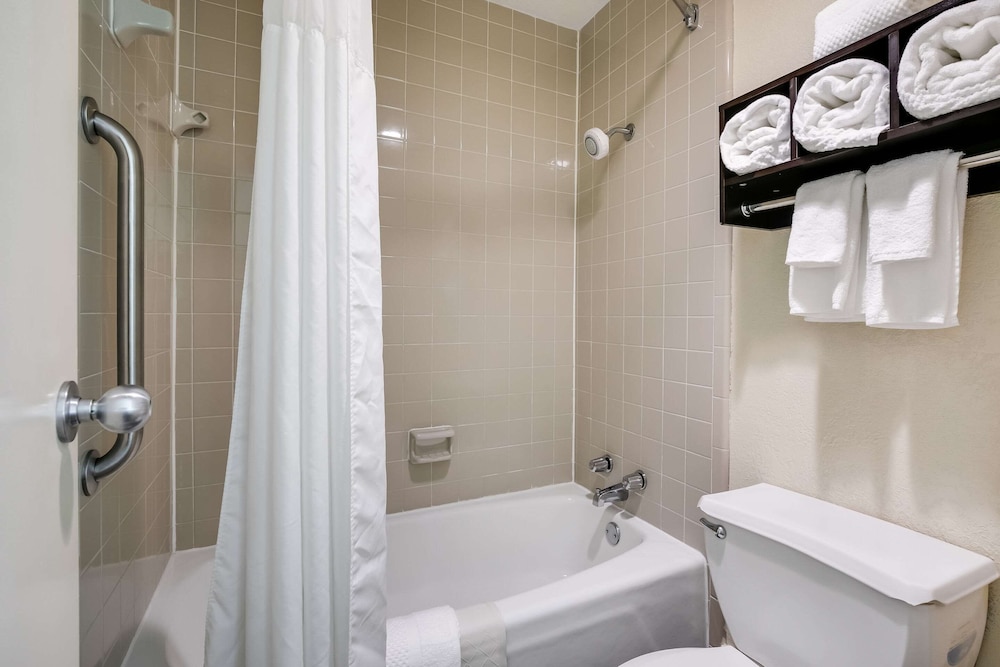 Quality Inn & Suites Mt. Chalet 35/36