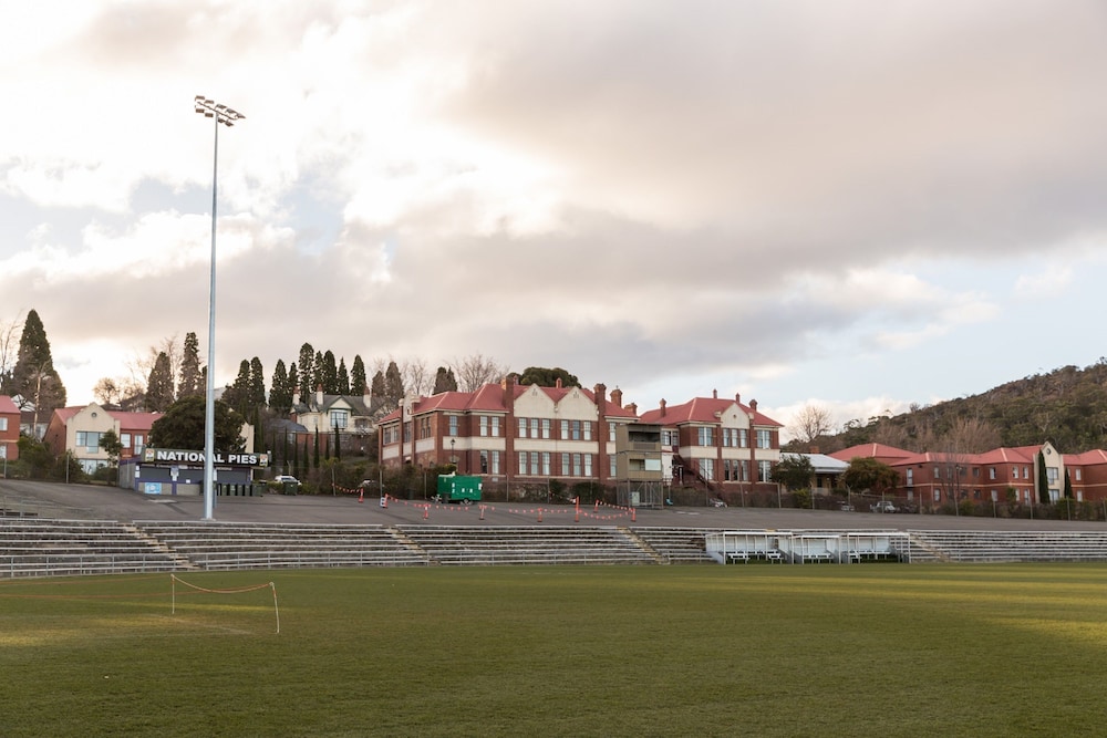 RYDGES HOBART 65/67
