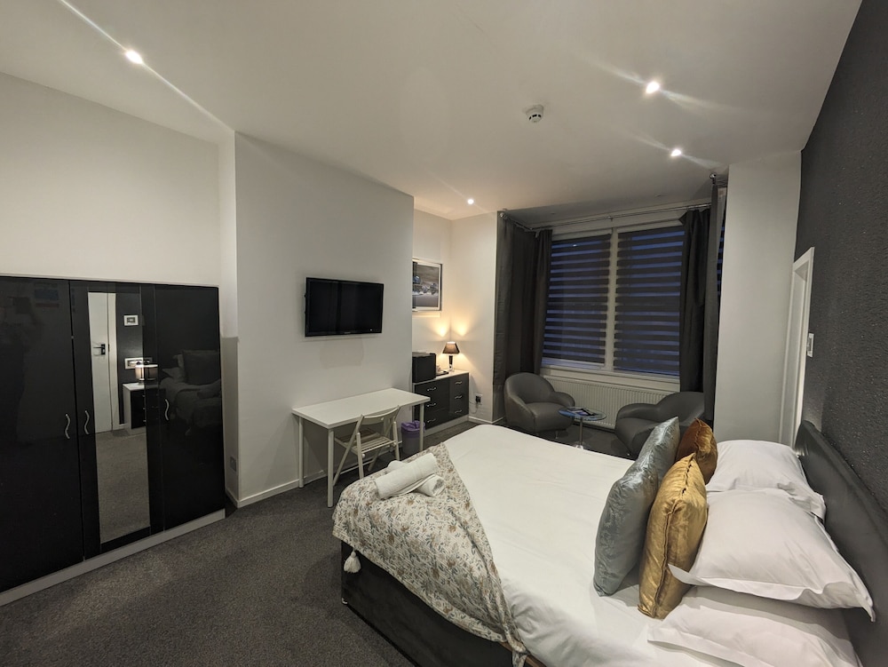 Hotel 33 6/50