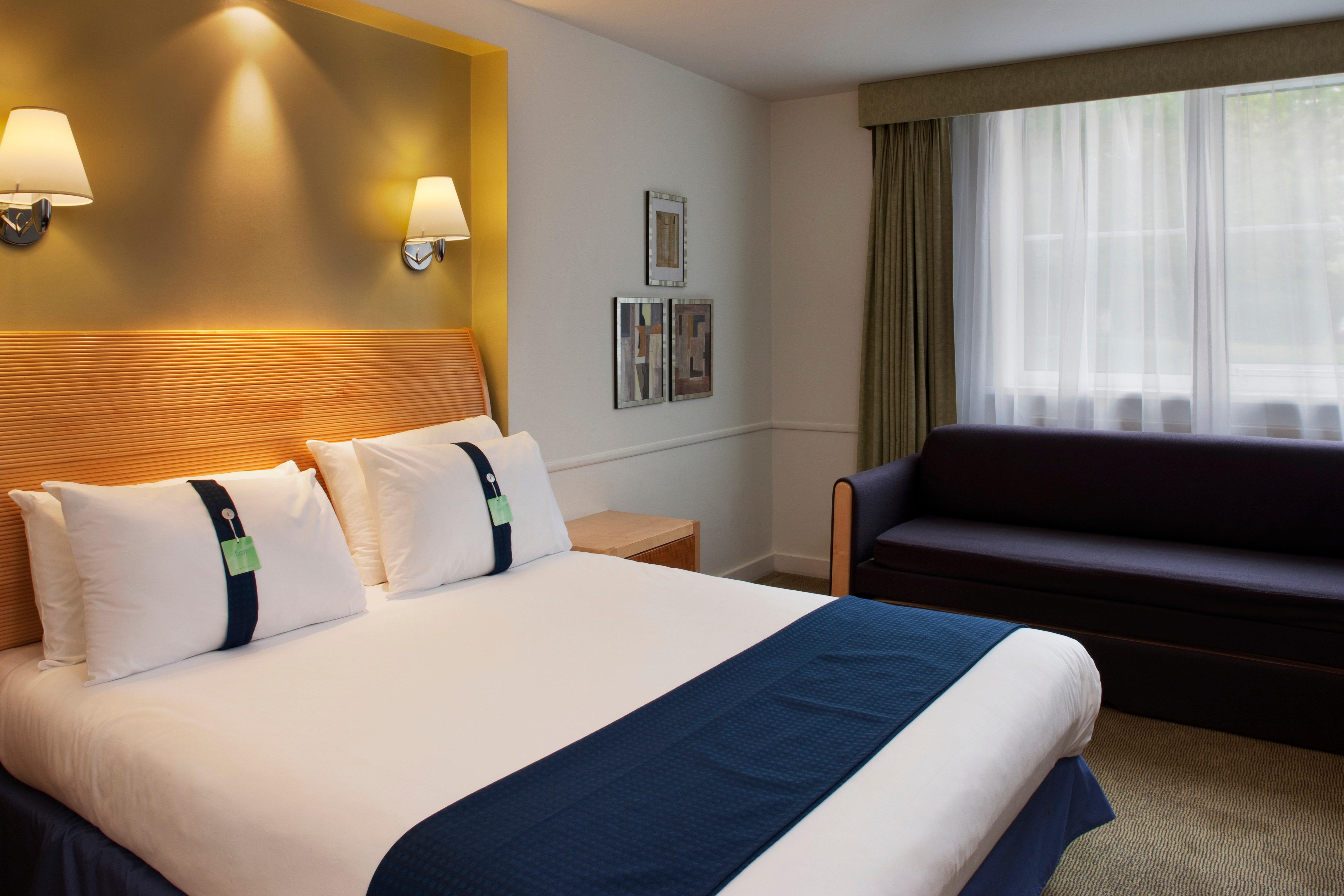 غرفة بسرير كوين