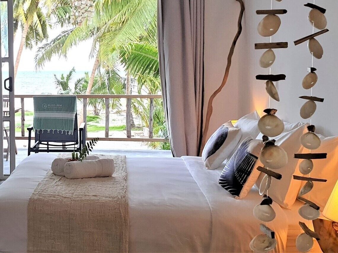 1 Bedroom, Superior, Queen Bed, Beach Front, Ocean View