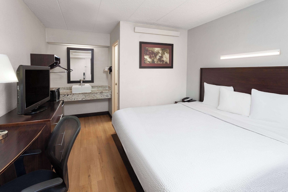 Travelodge by Wyndham Peoria 26/52