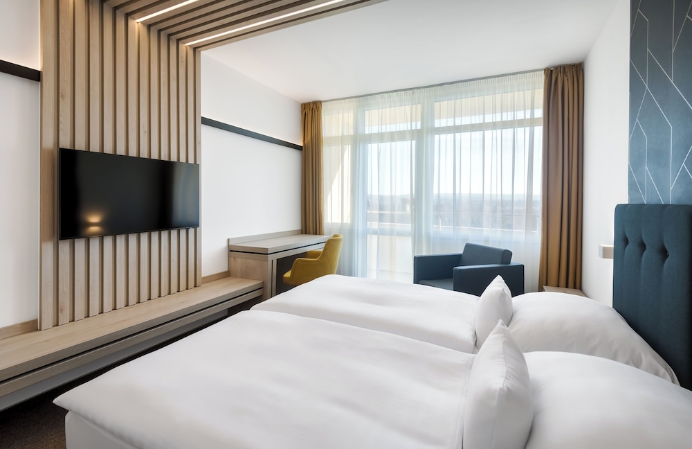 HUNGUEST HOTEL HELIOS 12/56