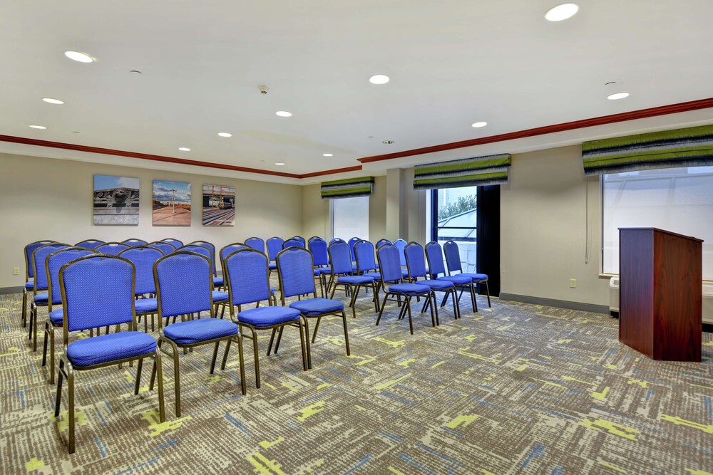Hampton Inn Suites Newark Harrison Riverwalk 45/60