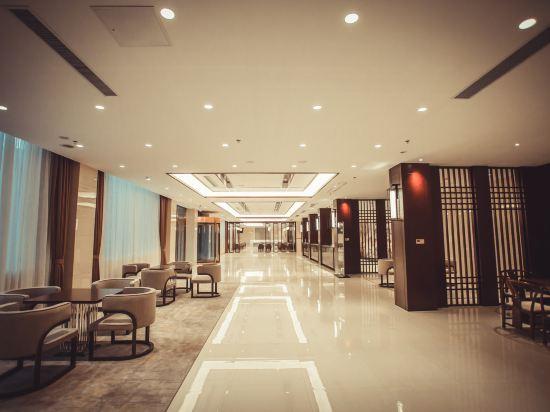 Ramada Encore by Wyndham Linqu Downtown 25/37