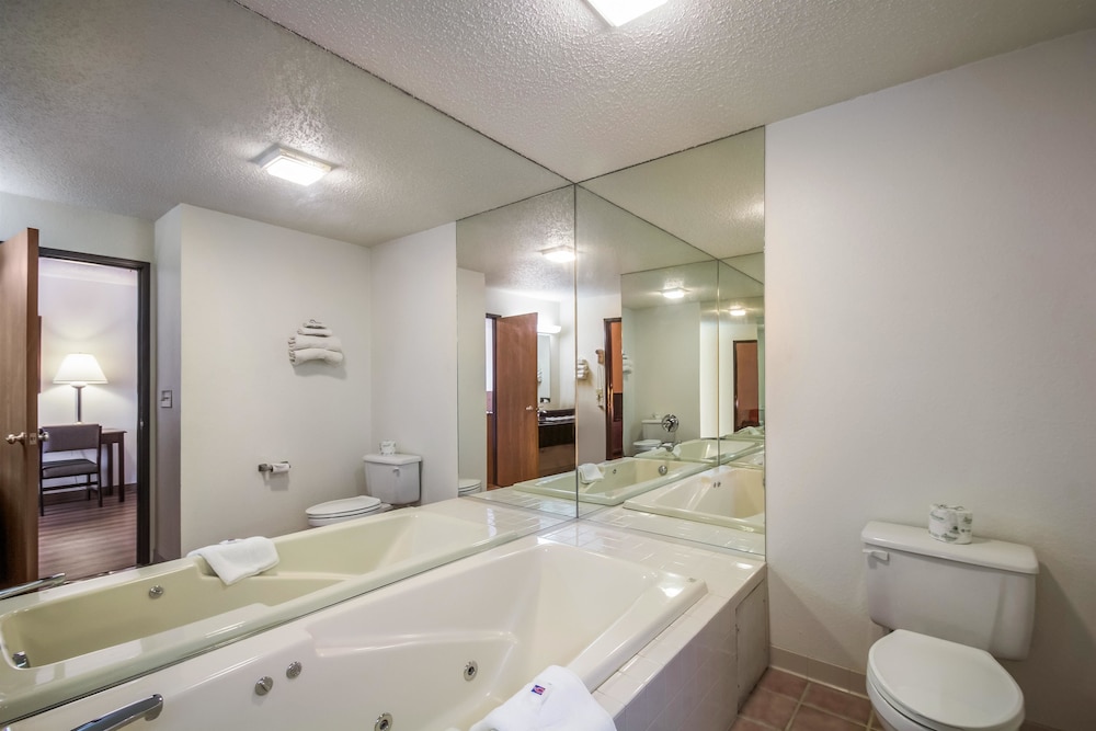 Motel6 Saukville, WI 23/54