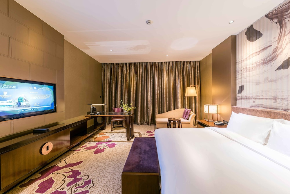DELUXE, KING BED, LAKE VIEW