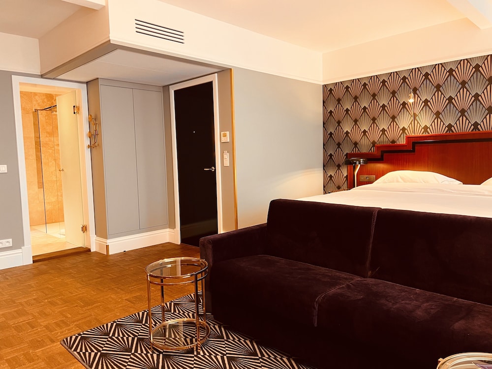Gatsby Hotel 11/50