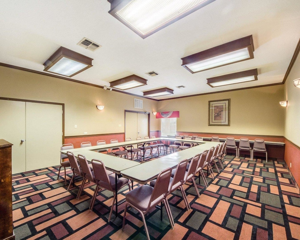 Econo Lodge Inn and Suites Eagle Pass, TX 34/37