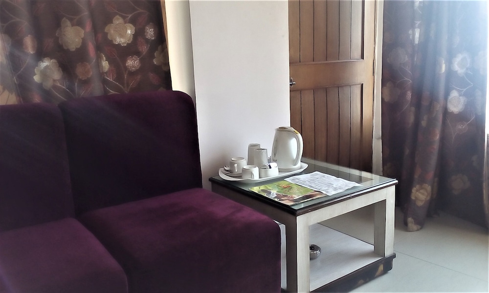 Hotel Ganesha Inn 50/50