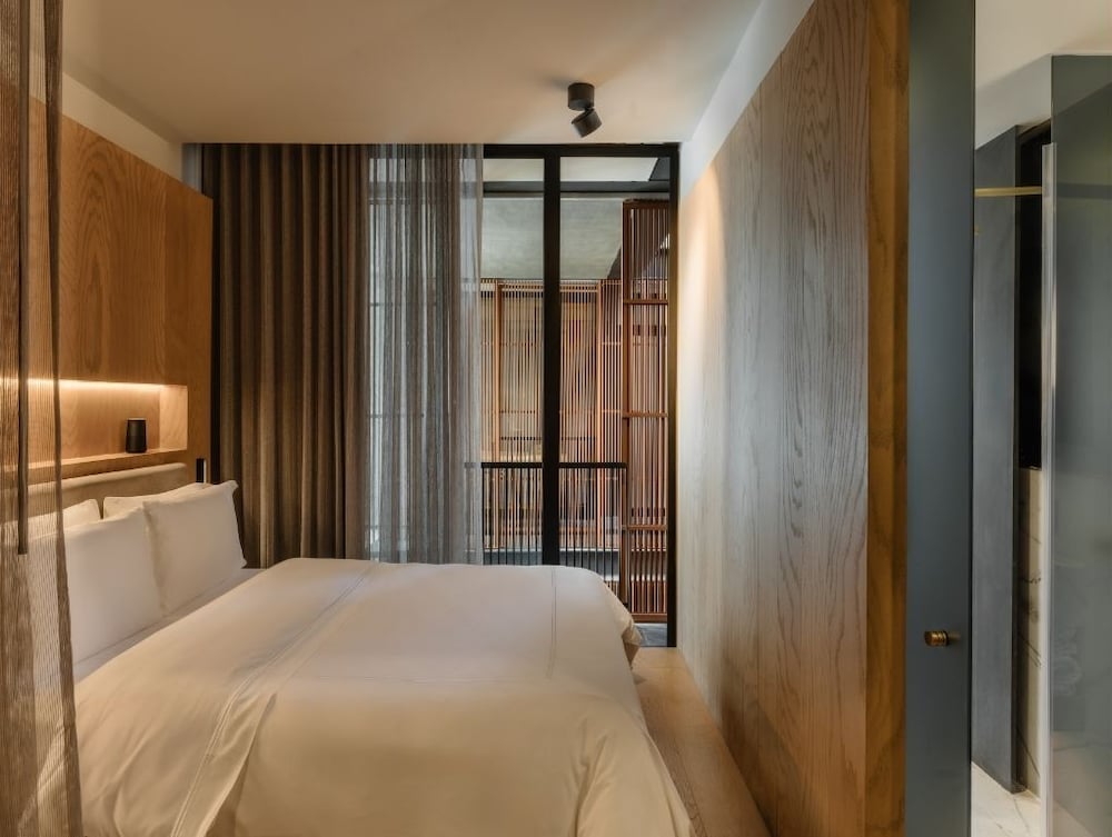 DELUXE, QUEEN BED