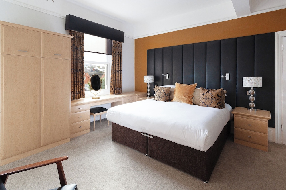 Family Suite, 1 Queen and 1 Single Bed, Hill View, Sofa