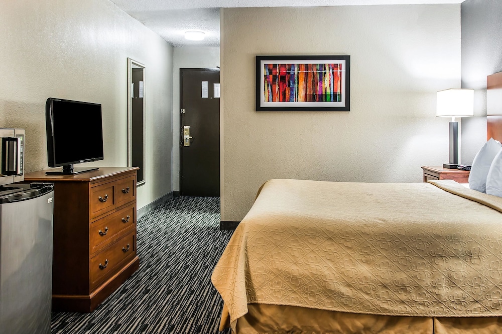 Quality Inn & Suites Livonia - Detroit 13/38