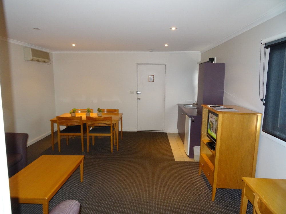 Sunshine Motor Inn 33/42