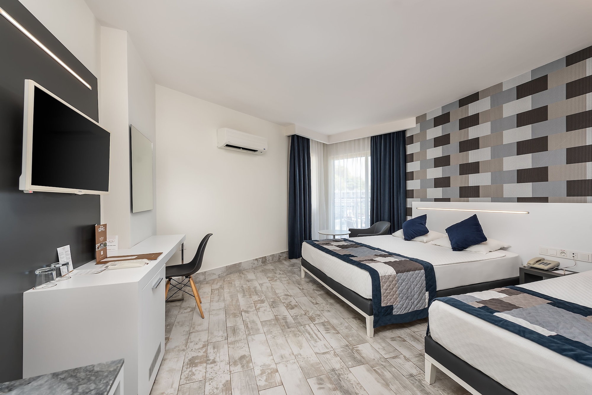 STANDARD, DOUBLE BED, PARTIAL SEA VIEW