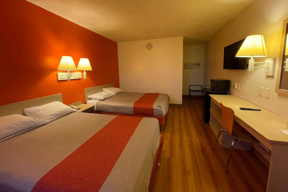 Travelodge by Wyndham Madison Heights MI 18/41