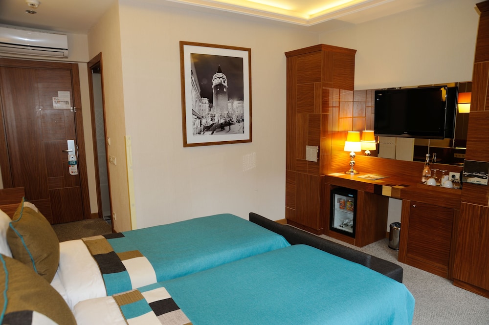 COLLAGE TAKSIM HOTEL 3/15