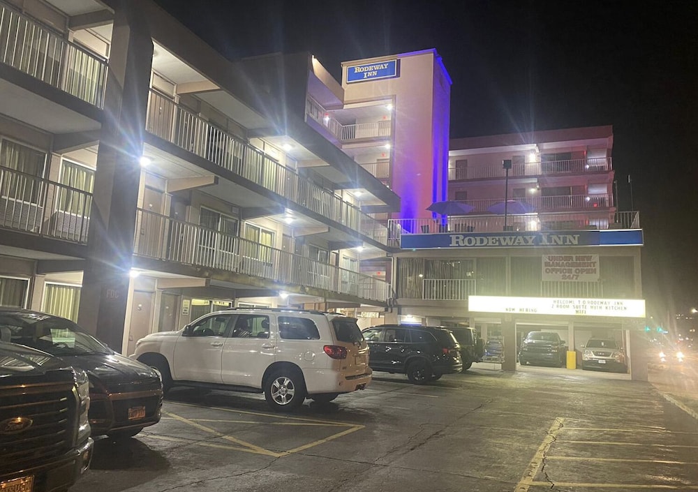 Red Roof PLUS+ & Suites Virginia Beach - Seaside 38/45