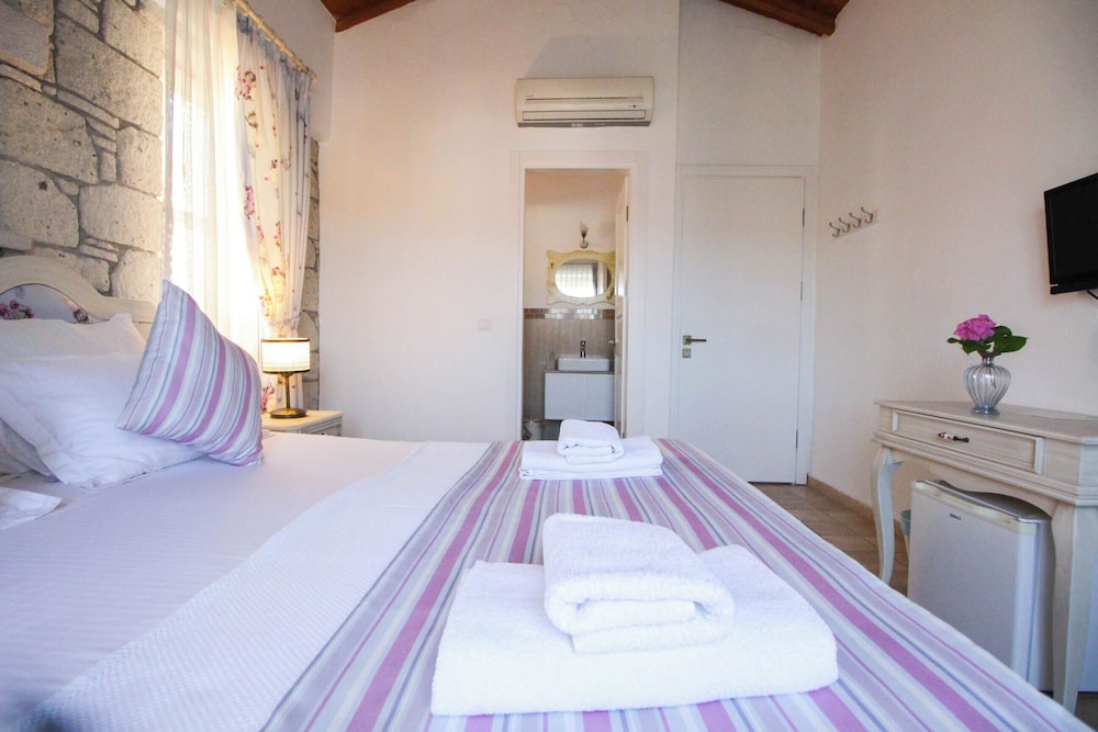 SUPERIOR, DOUBLE OR TWIN BED