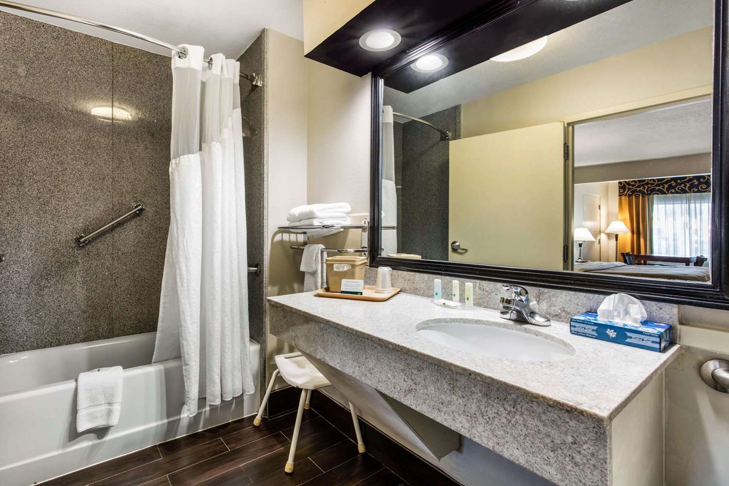 Quality Inn Airport I-240 14/15