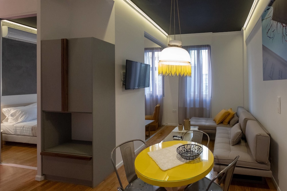 Athenian Yard Suites 16/50