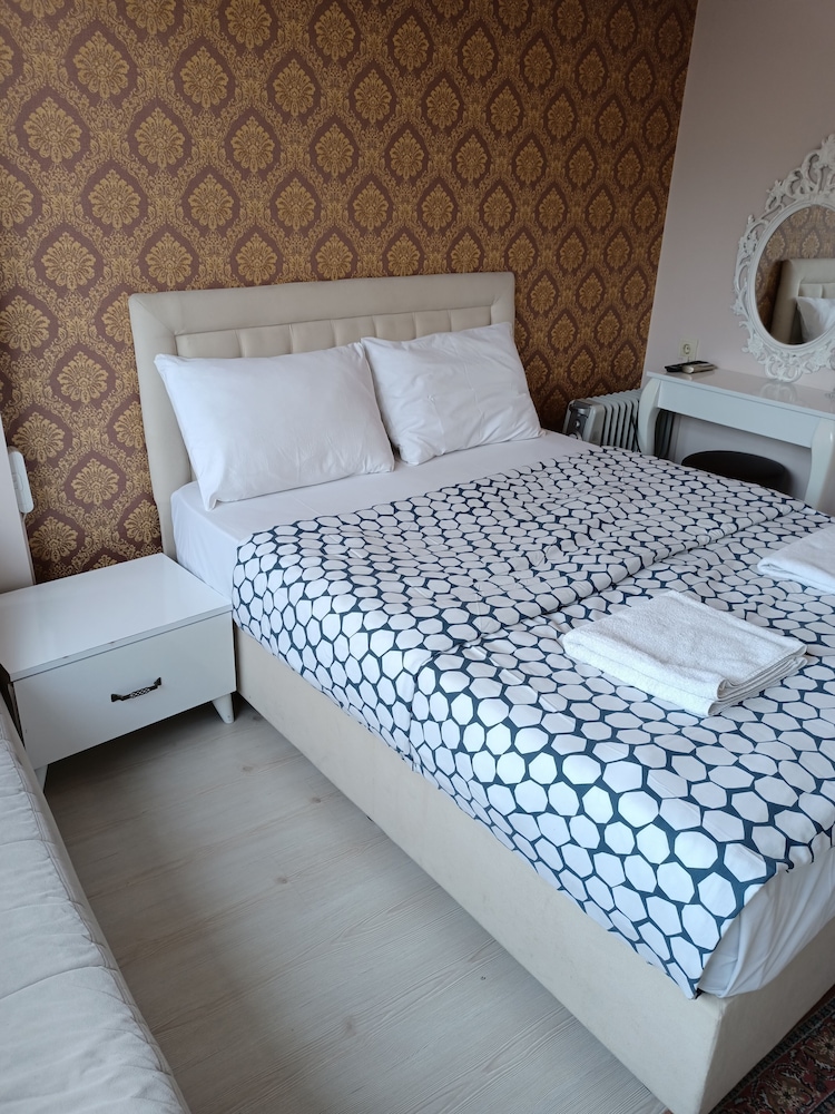 Istanbul Hotel & Guesthouse 50/50