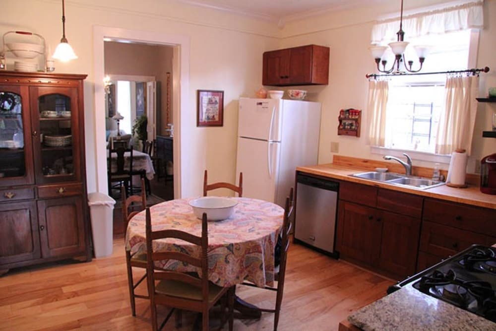 Riverboat Bed & Breakfast 31/43