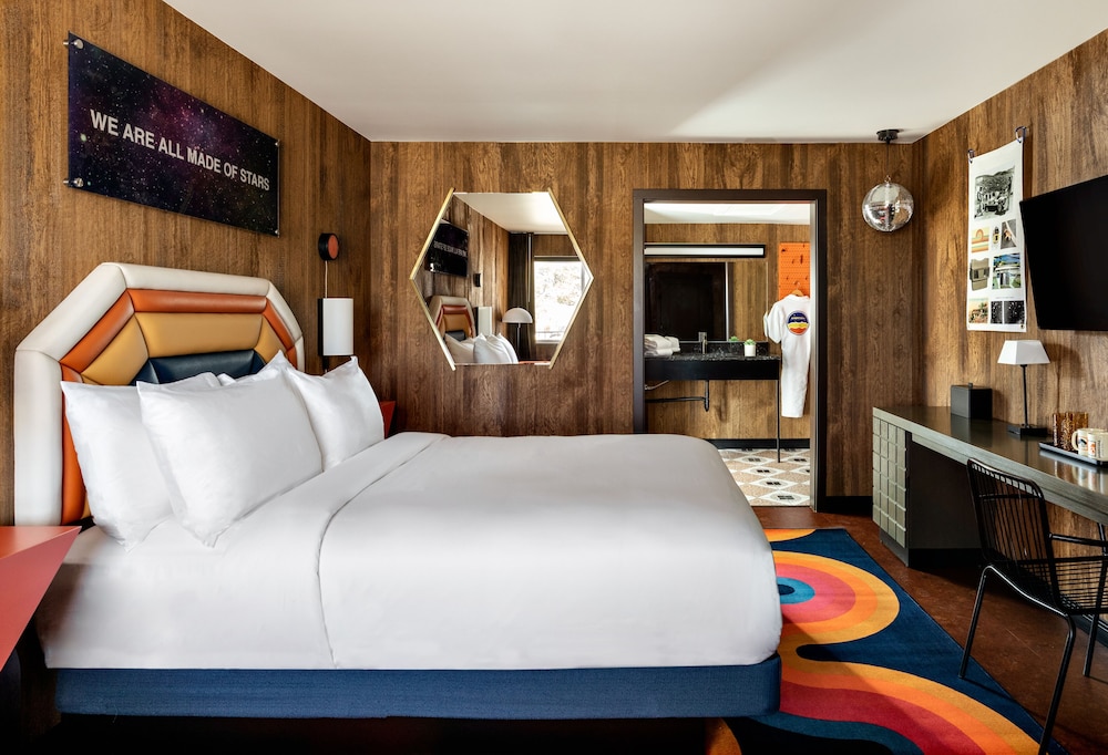 MEDIUM, QUEEN BED